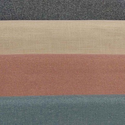 Quatro faixas horizontais de tecido de cores diferentes e texturas lisas e salpicadas