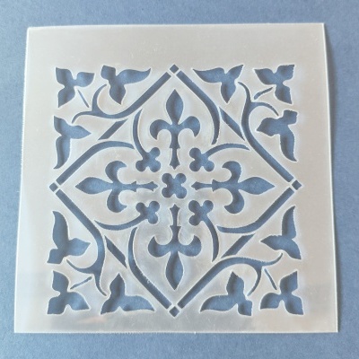 Stencil branco com padrão floral simétrico recortado sobre fundo azul