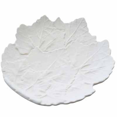 Prato cerâmico branco em forma de folha com textura em relevo