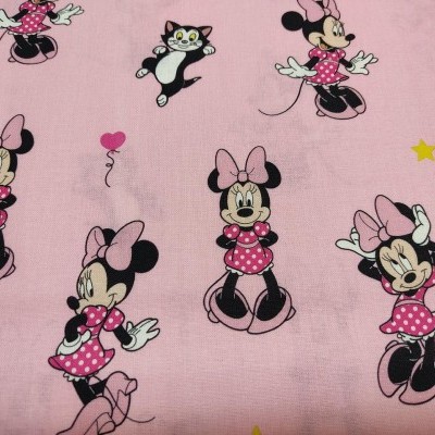 Tecido rosa com estampado de personagens da Minnie Mouse em poses diferentes