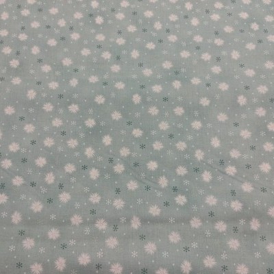 tecido azul claro com pequenas flores brancas e pretas