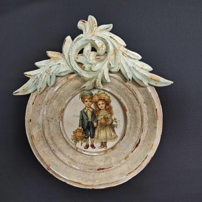 Moldura decorativa redonda com imagem vintage de crianças e ornamento em madeira