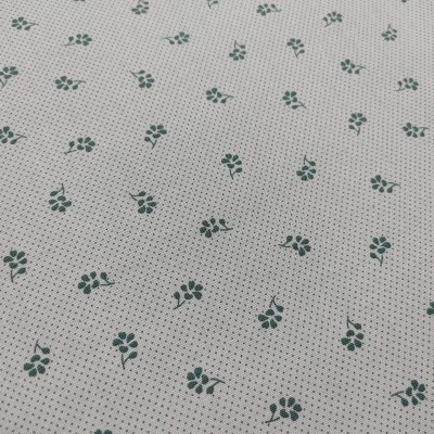 Tecido branco com padrão de folhas verdes pequenas espaçadas uniformemente