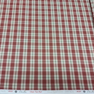 tecido xadrez vermelho e branco com etiquetas na borda