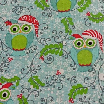 Tecido com padrão de corujas natalícias e folhagens em fundo cinza claro