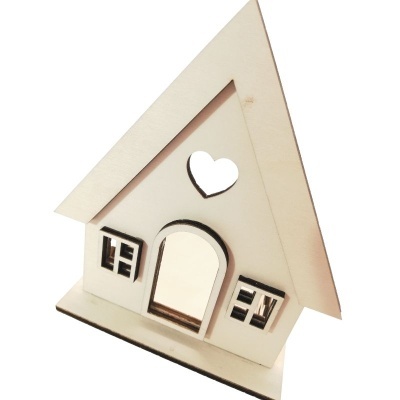 Casa decorativa em madeira clara com recortes em forma de coração e janelas