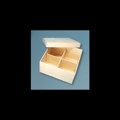 Caixa de madeira clara com quatro compartimentos e tampa removível