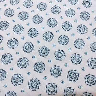 Tecido branco com padrão azul de círculos e asteriscos