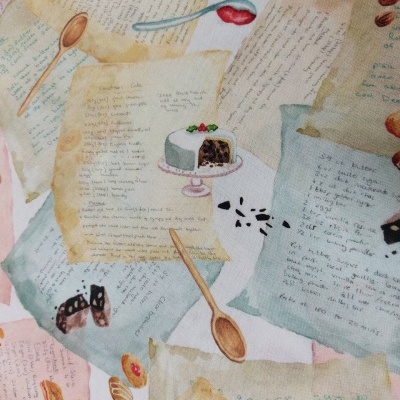 tecido com estampado de receitas à mão, colheres, bolo e ingredientes em tons pastel