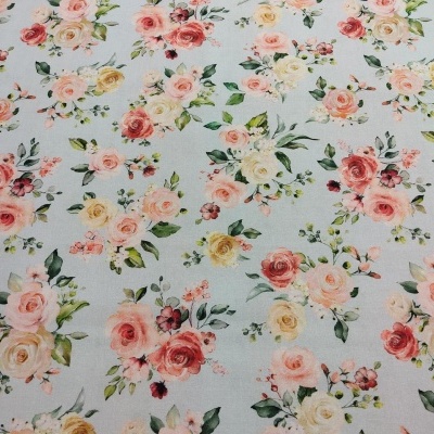 Tecido branco com padrão floral colorido