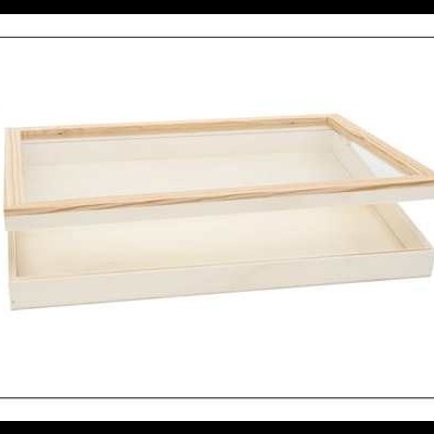 Caixa retangular de madeira clara com tampa de vidro