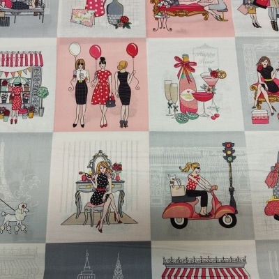 Tecido com estampas de mulheres e cenas urbanas em quadrados coloridos.