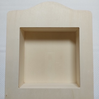 moldura de madeira com relevo quadrado interior