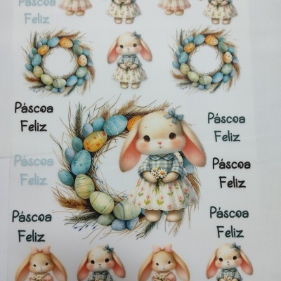 Ilustrações coloridas de coelhinhos vestidos e grinaldas de ovos com o texto Páscoa Feliz