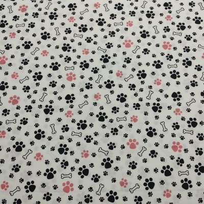 Tecido branco com padrão de pegadas de patas e ossos em preto e rosa