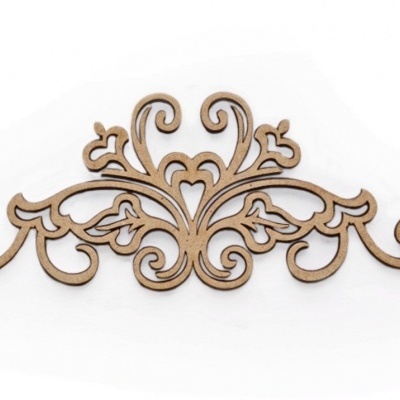 Aplicação decorativa de madeira com padrão ornamental em fundo branco