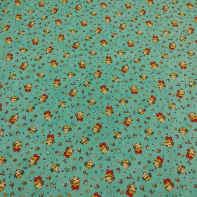 Tecido azul claro com padrões de meninas e flores pequenas