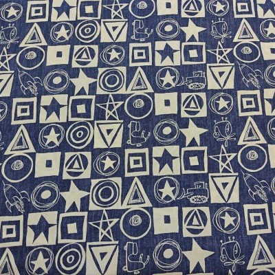 Pano azul com padrão branco de formas geométricas variadas