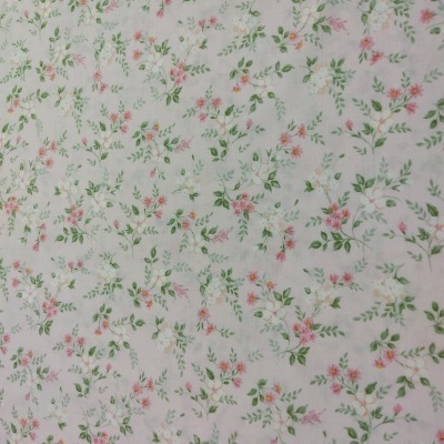 Tecido com padrão floral pequeno em rosa, branco e verde