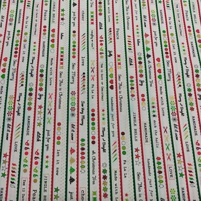 Tecido branco com linhas verticais coloridas e texto em inglês com temas positivos