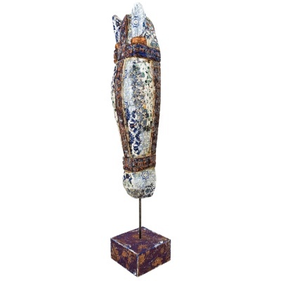 Estátua decorativa de peixe azul e branco com base castanha