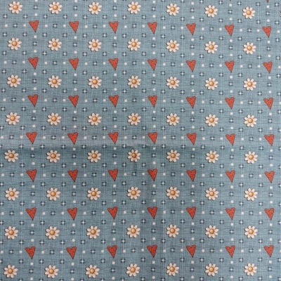 tecido azul claro com corações vermelhos e flores brancas repetidas