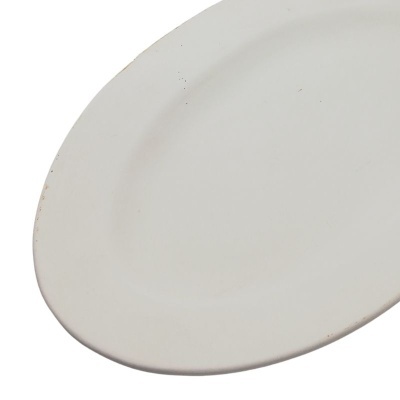 Prato oval branco de cerâmica com manchas na borda