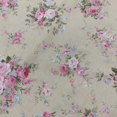 Tecido floral bege com flores rosas e detalhes verdes e azuis