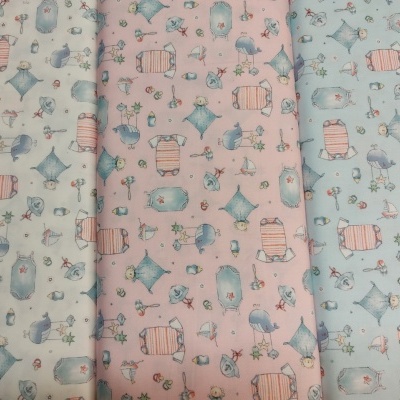 tecidos infantis com padrões de animais e formas coloridas