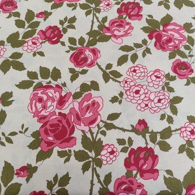 tecido branco com padrão floral de rosas rosas e folhas verdes