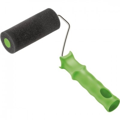 Rolo de pintura com cilindro preto e cabo verde