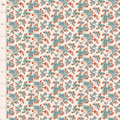 Tecido floral algodão com flores azuis e folhas vermelhas em fundo branco com régua de medição.