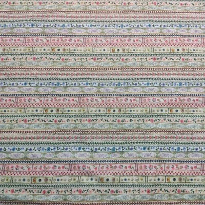 Tecido estampado com padrão floral e geométrico em linhas horizontais coloridas