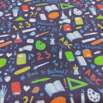 tecido escolar colorido com desenhos de objetos e texto em inglês