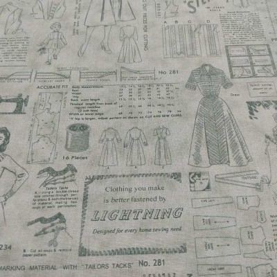 Tecido ou papel com estampado vintage de moldes de roupa e textos em inglês preto e branco