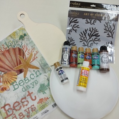 Conjunto para pintura e decoração com tábua de madeira, pano com tema marinho, frascos de tinta acrílica e stencil de coral