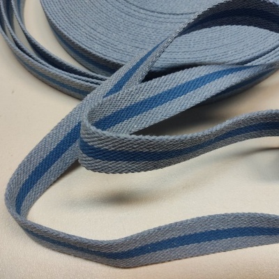 Fita têxtil cinzento claro com listra azul enrolada