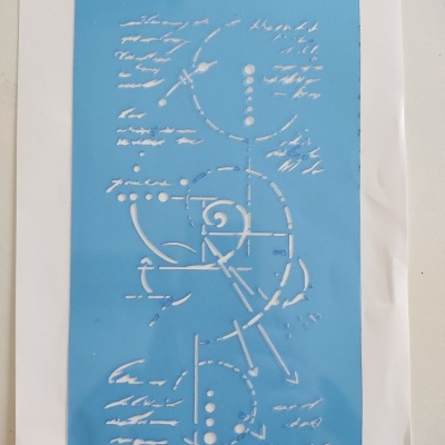 Stencil azul com design geométrico e texto branco em embalagem com etiqueta preta