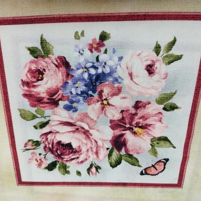 tecido decorativo com padrão floral colorido e borboleta