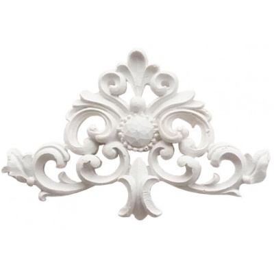 Elemento decorativo branco em relevo com padrão de arabescos