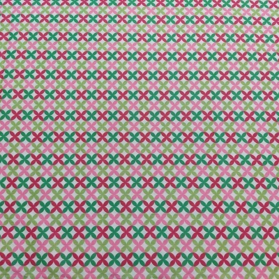 Tecido com padrão de X coloridos em verde, vermelho, rosa e castanho num fundo branco