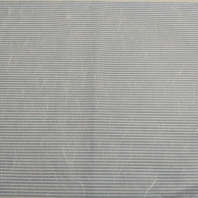 Tecido cinzento com riscas finas horizontais brancas