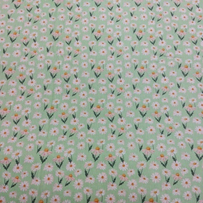 Tecido verde claro com padrão floral de margaridas brancas e amarelas
