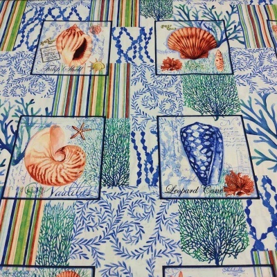 Tecido com estampado de conchas, plantas aquáticas e riscas coloridas.