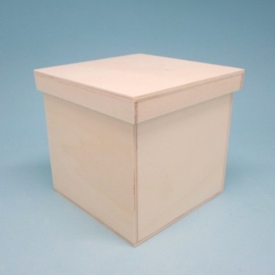 Caixa cúbica de madeira clara com tampa sobre superfície azul