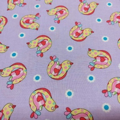 Tecido lilás com padrão de pássaros coloridos e círculos azuis