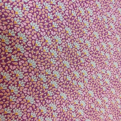 Tecido com padrão floral em rosa, branco e amarelo sobre fundo roxo
