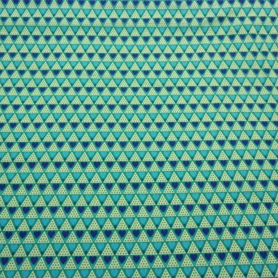 tecido com padrão de triângulos azuis e verdes