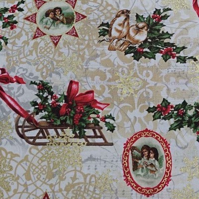 Padrão natalício com trenó, aves, folhas de azevinho e molduras com crianças em tecido claro com arabescos dourados