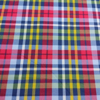 tecido xadrez colorido em vermelho, azul, amarelo, verde e branco